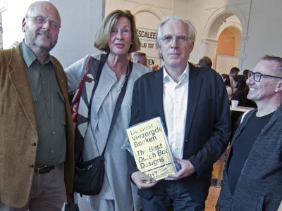 De Makers Van ‘Salamanders In Art AndScience’ Na De Uitreiking Van De Oorkondes In Het Stedelijk Museum Amsterdam Op 28 September 2018. Van Links Naar Rechts: Bas Teunis, Marianne Stoffer, Reynoud Homan En Marc Gijzen. (Foto: Bas Teunis)