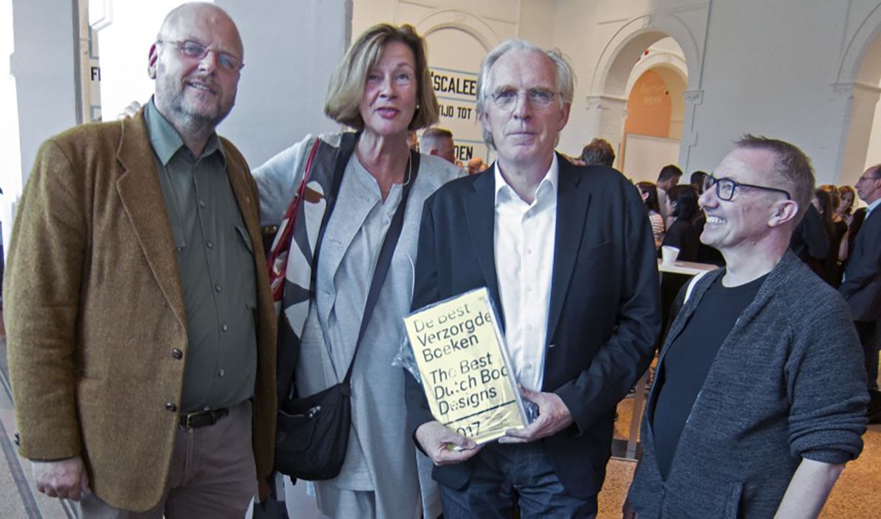 De makers van ‘Salamanders in Art andScience’ na de uitreiking van de oorkondes in het Stedelijk Museum Amsterdam op 28 september 2018. Van links naar rechts: Bas Teunis, Marianne Stoffer, Reynoud Homan en Marc Gijzen. (Foto: Bas Teunis)